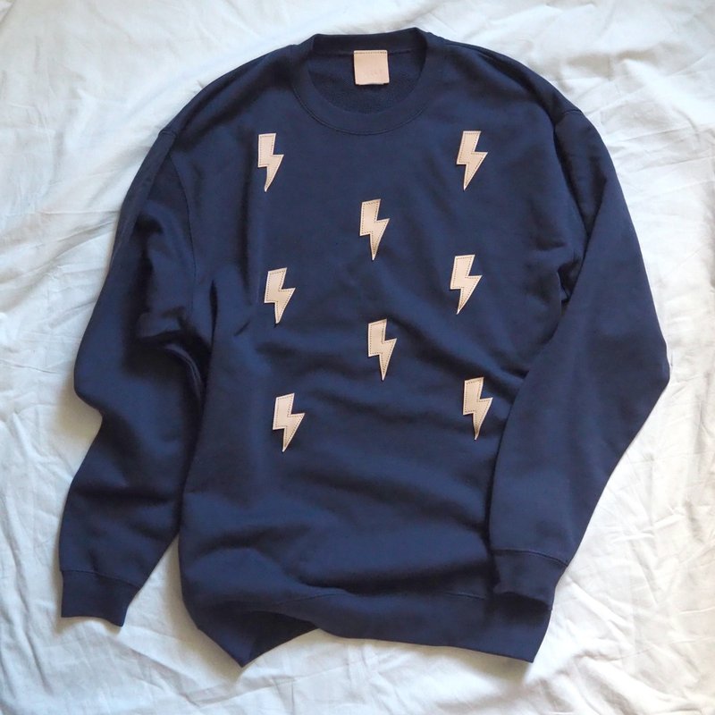 Leather patch sweatshirt / Lightning / Sumikuro, Indigo Blue - เสื้อยืดผู้หญิง - ผ้าฝ้าย/ผ้าลินิน สีดำ