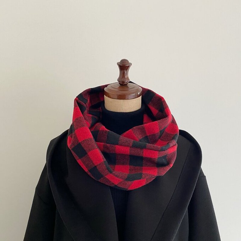 Look stylish just by wearing it. Gingham plaid snood fall/winter red x black - ผ้าพันคอถัก - เส้นใยสังเคราะห์ หลากหลายสี