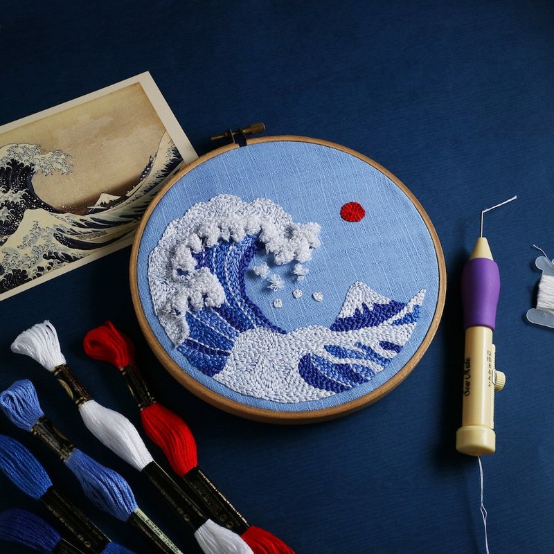 【刺繡挑戰包】高級魔王. 俄羅斯刺繡. 葛飾北齋款. 龜背葉漫粉款 - 編織/刺繡/羊毛氈/縫紉 - 棉．麻 藍色