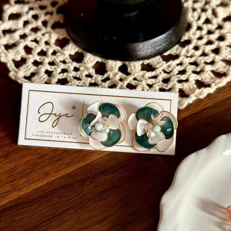 雙色芍藥 手作立體水晶花貼耳耳環 無痛耳夾 uv飾品 禮物 - 耳環/耳夾/耳骨夾 - 其他材質 綠色