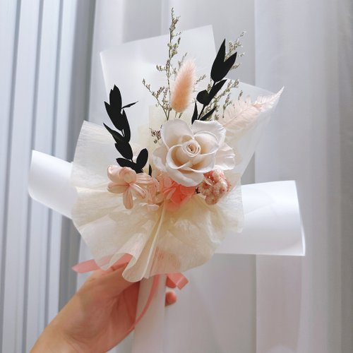 。。。Miss Flower。。。 永生韓式花束-嬰兒粉。情人節花束。生日花束。求婚花束(贈提袋)