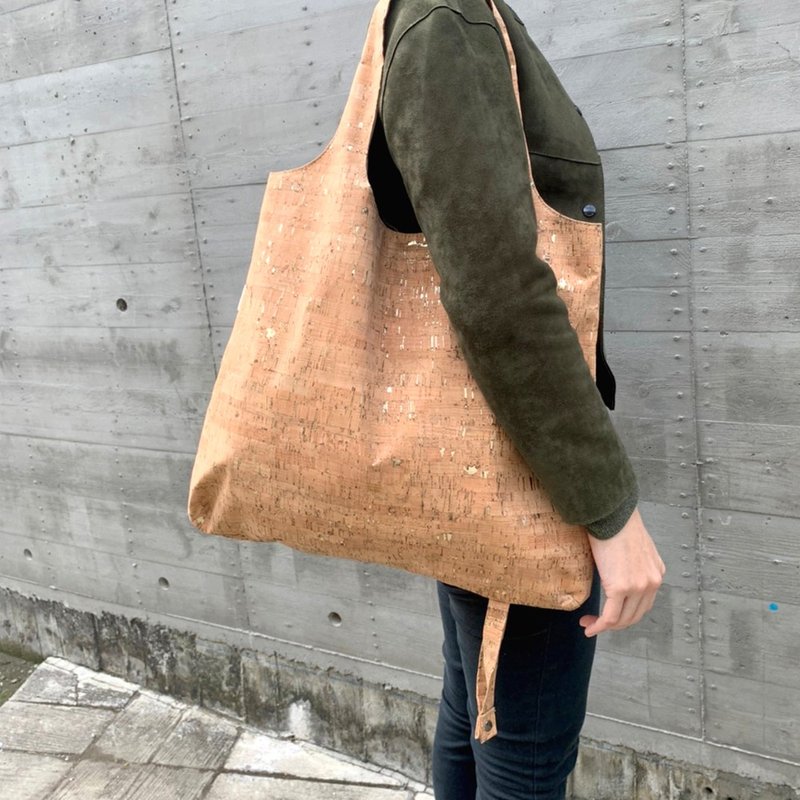 [Feeling Cork] Gift Eco-Friendly Washable Cork Tote Bag Gold Luxury [M] - Handbags & Totes - Cork & Pine Wood Brown