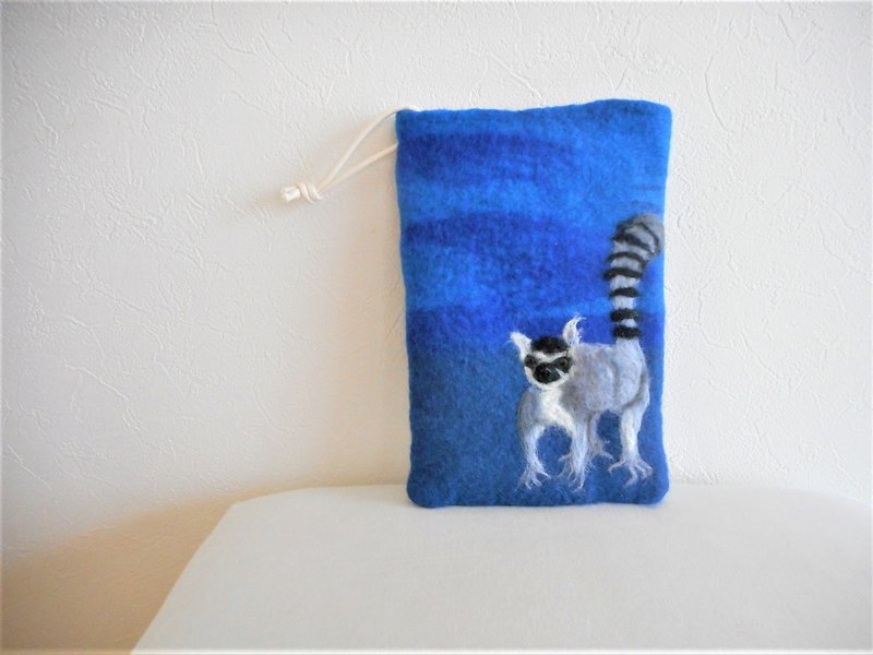 Ring-tailed lemur case - Other - Wool Blue