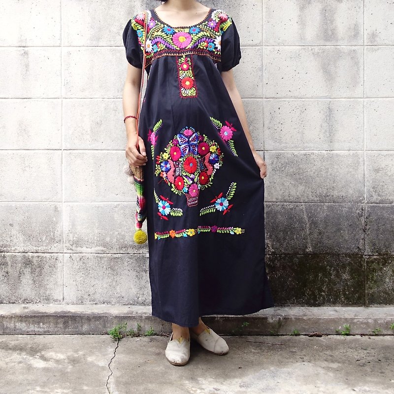 BajuTua / Elegant / 70's Mexican Central Flower Embroidered Dress - Pure Black Shrink Sleeve - ชุดเดรส - ผ้าฝ้าย/ผ้าลินิน สีดำ