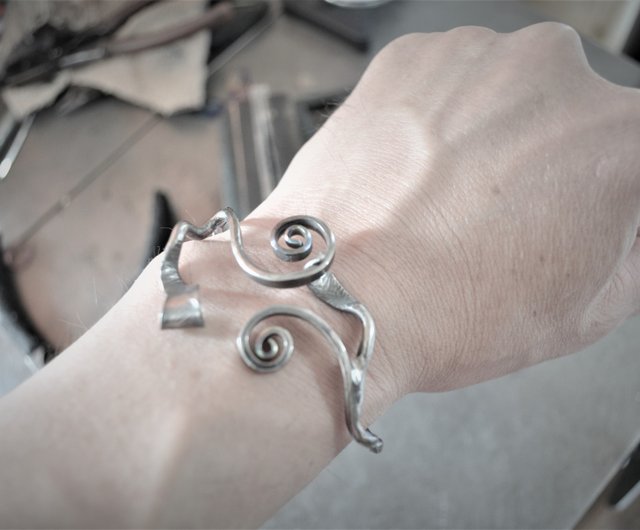 Titanium bracelet・蔦 - ショップ ねこへい工房 ブレスレット - Pinkoi