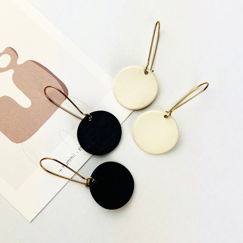 Ceramic Black and White Geometric Handmade Earrings 【Poca Series】 - ต่างหู - เครื่องลายคราม ขาว