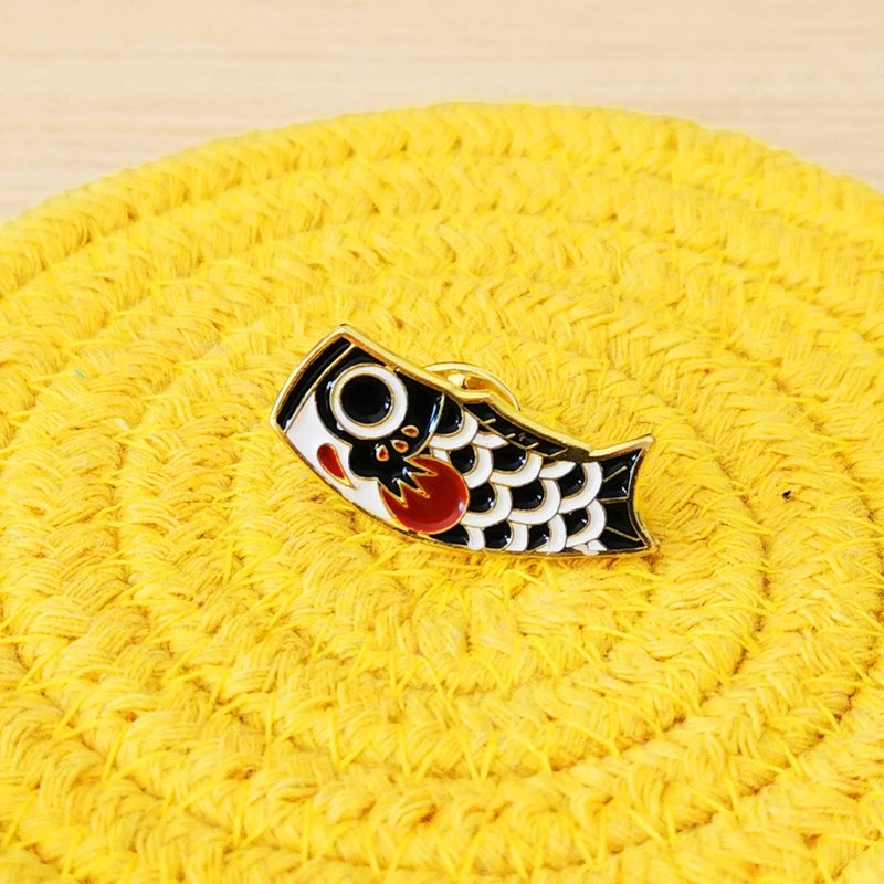 Plus 1 日本鯉魚旗金屬徽章胸針心口針 - 胸針 - 棉．麻 多色