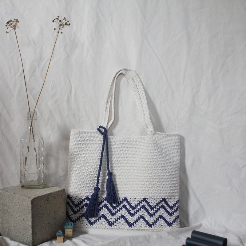 白と青の波、かぎ針編みのトートバッグ、手作り、トートバッグ、マーケットバッグ - トート・ハンドバッグ - コットン・麻 ホワイト