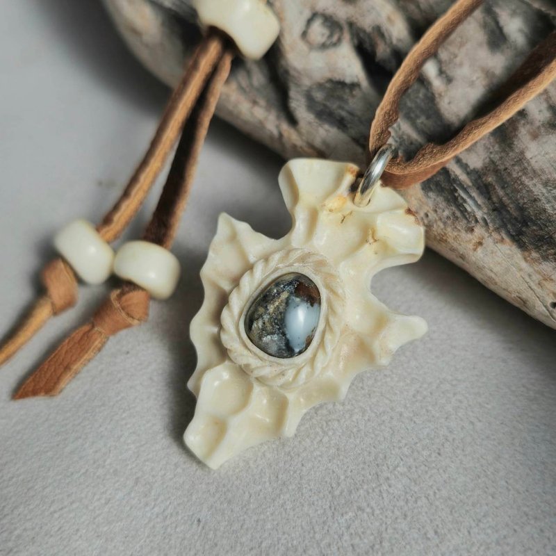 Deer antler white turquoise arrowhead pendant - สร้อยคอ - เครื่องเพชรพลอย สีน้ำเงิน