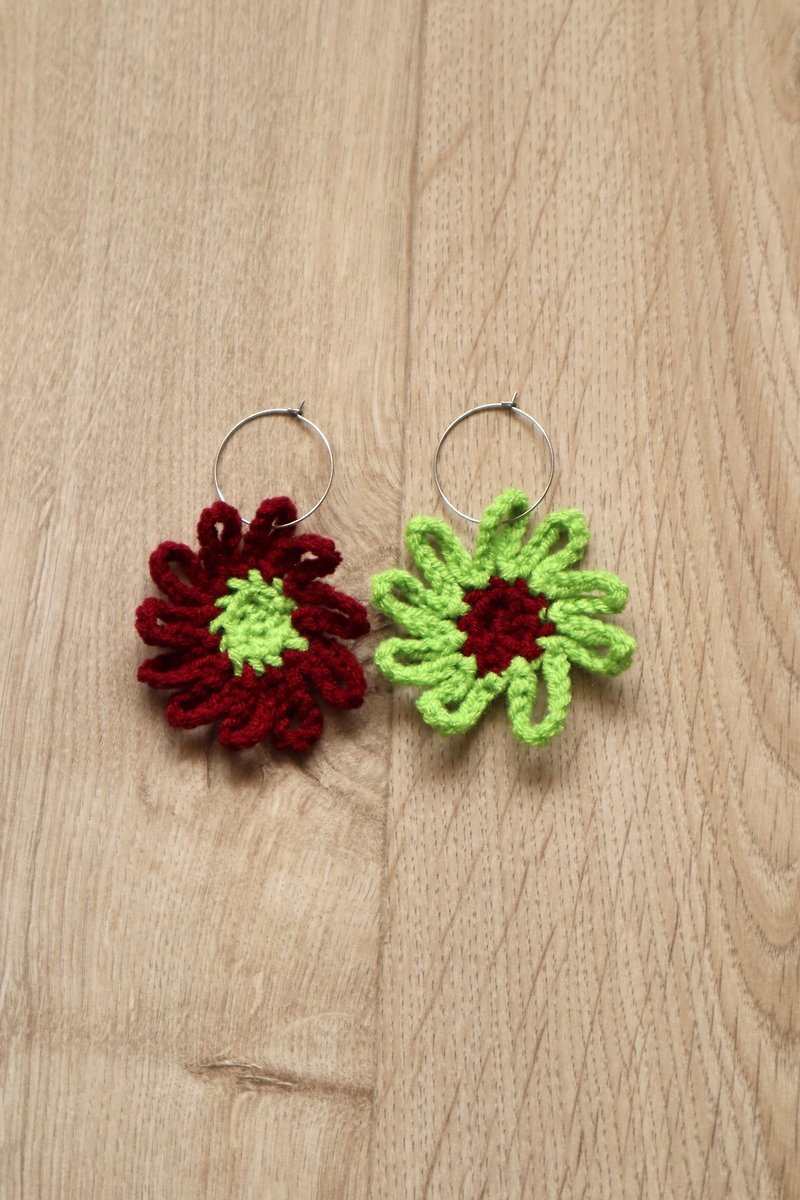 Red and green floral crochet earrings - Earrings & Clip-ons - Cotton & Hemp Green