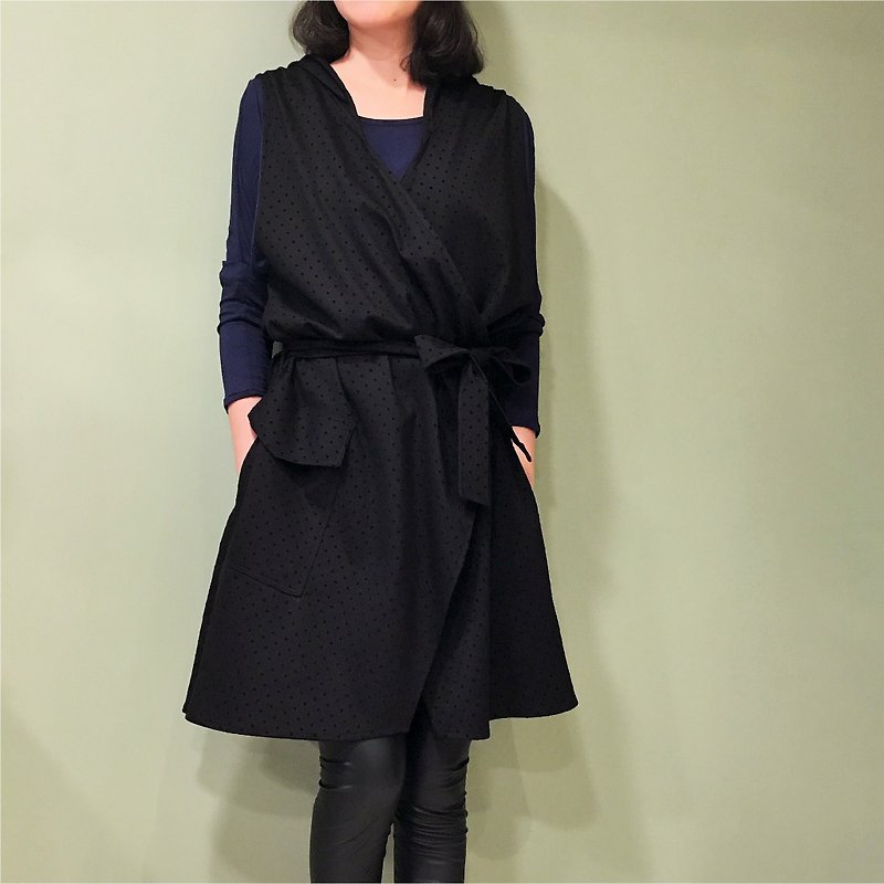 dress Multi-wearing hooded dotted vest/dress-sample dress - เสื้อกั๊กผู้หญิง - ผ้าฝ้าย/ผ้าลินิน สีดำ