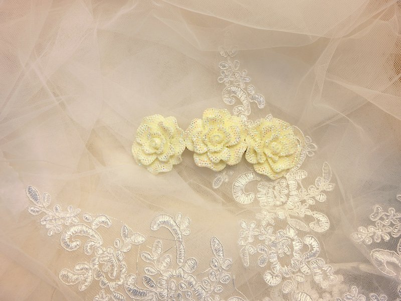 Can not be low-key camellia elastic clip - Hair Accessories - Other Materials White