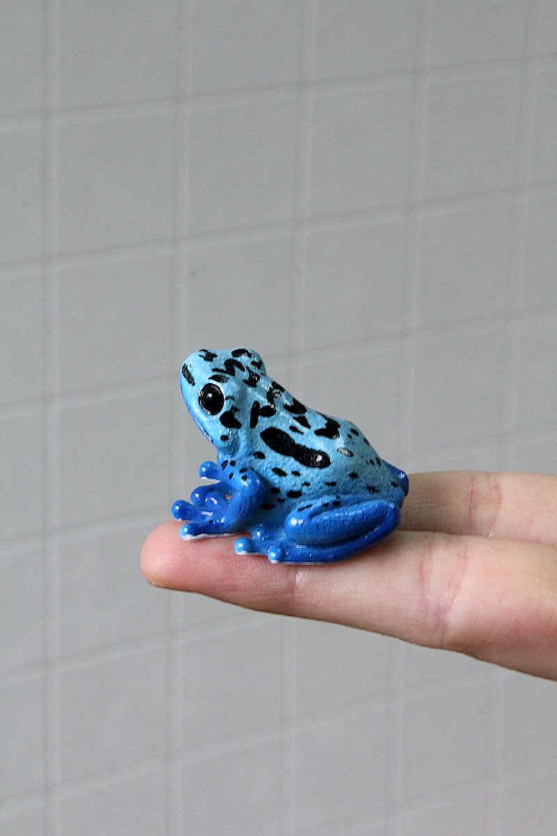 Japanese Magnets super interesting stationery mini blue poison dart frog realistic paper clip storage seat - อื่นๆ - เรซิน สีน้ำเงิน