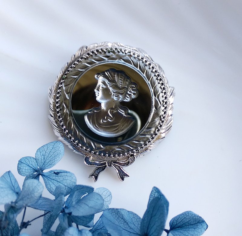 [Western Antique Jewelry] Silver Tone Bow CAMEO Embossed Ladies Pin