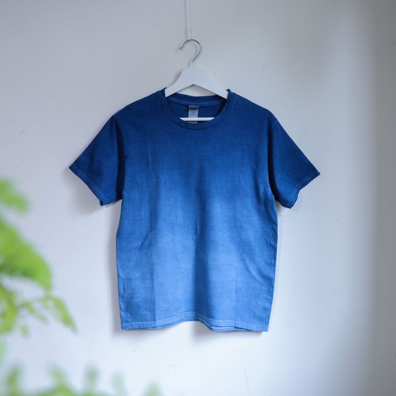 Gradient Blue | Tie dye Indigo dyeing T shirt - Women's T-Shirts - Cotton & Hemp Blue