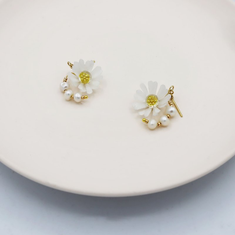 marguerite earrings_freshwater pearl - Earrings & Clip-ons - Pearl White