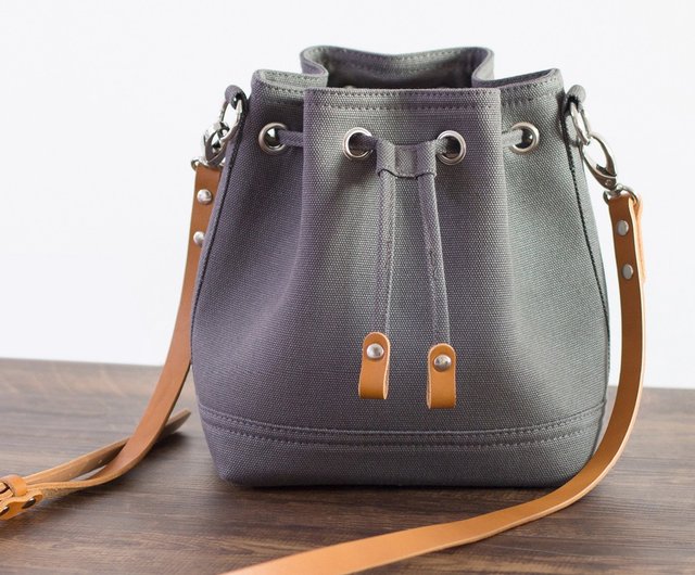 Rains sling bucket bag mini in black colourblock