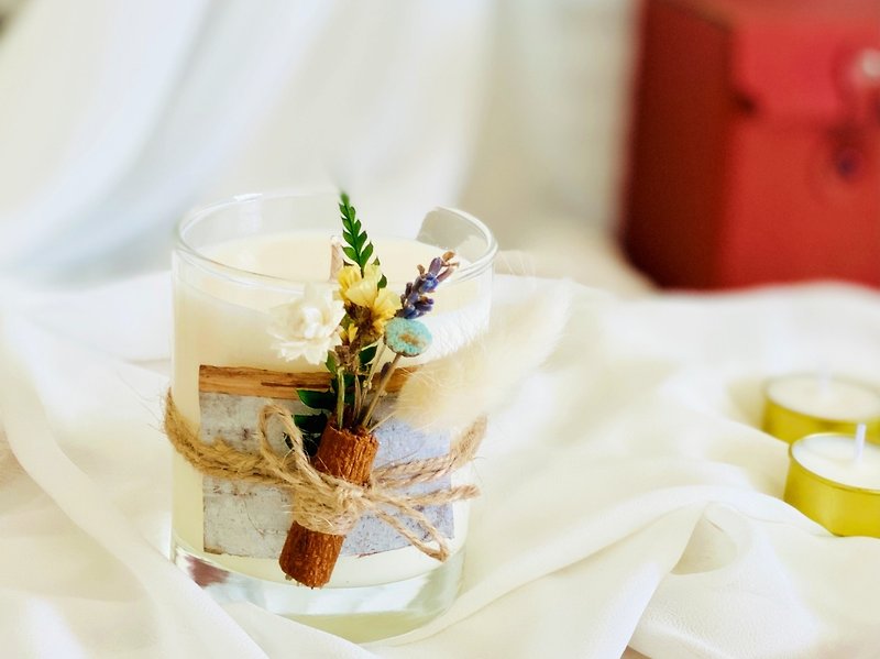Dried flower scented candle