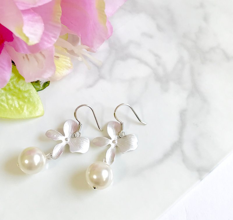 Flower and Swarovski pearl earring - 耳環/耳夾/耳骨夾 - 珍珠 銀色