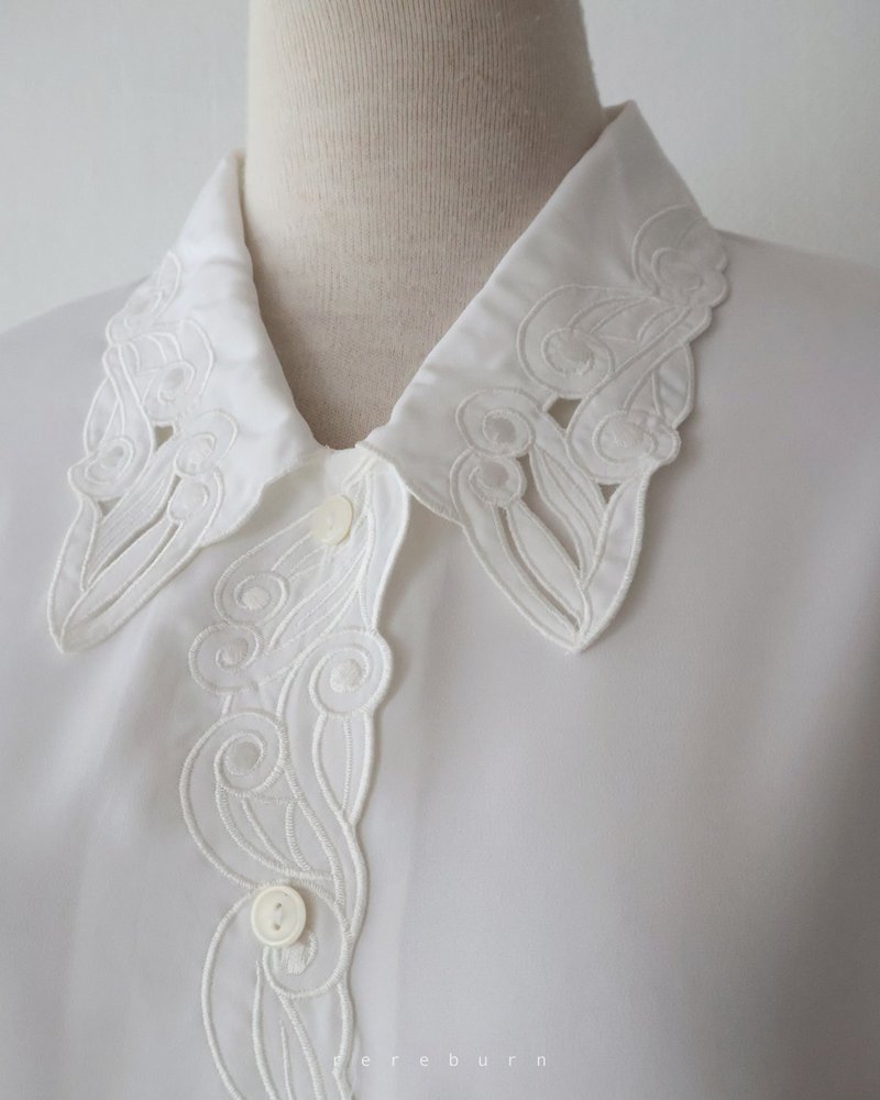 Vintage Embroidered Collar Loose European-Style Long-Sleeved White Vintage Shirt - เสื้อเชิ้ตผู้หญิง - เส้นใยสังเคราะห์ ขาว