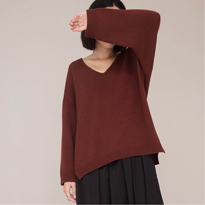 Brick red 100% pure wool V-neck loose thick sweater classic wild paragraph Waga V-neck loose mix and match autumn and winter sweater irregular long before and after the short design two-color optional Christmas gift | Vitatha original design independent Pa - Women's Sweaters - Wool Red