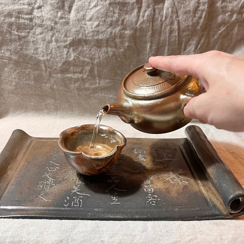 Wood-fired gold-colored side-handled teapot/wood-fired tea set/Handmade by Xiao Pingfan - ถ้วย - ดินเผา 