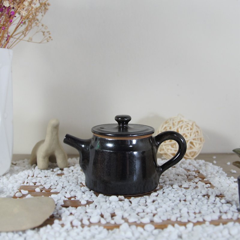 Black teapot - about 80ml capacity - ถ้วย - ดินเผา สีดำ