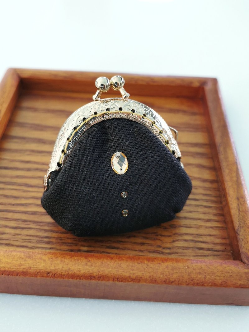 CaCa Crafts | Handembroidery Tiny Purse - กระเป๋าใส่เหรียญ - ผ้าฝ้าย/ผ้าลินิน สีดำ