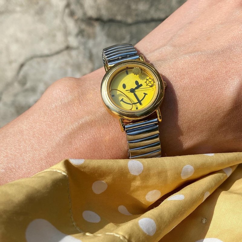 [Lost and find] A smiling face watch with childlike parts flying away - Other - Gemstone Yellow