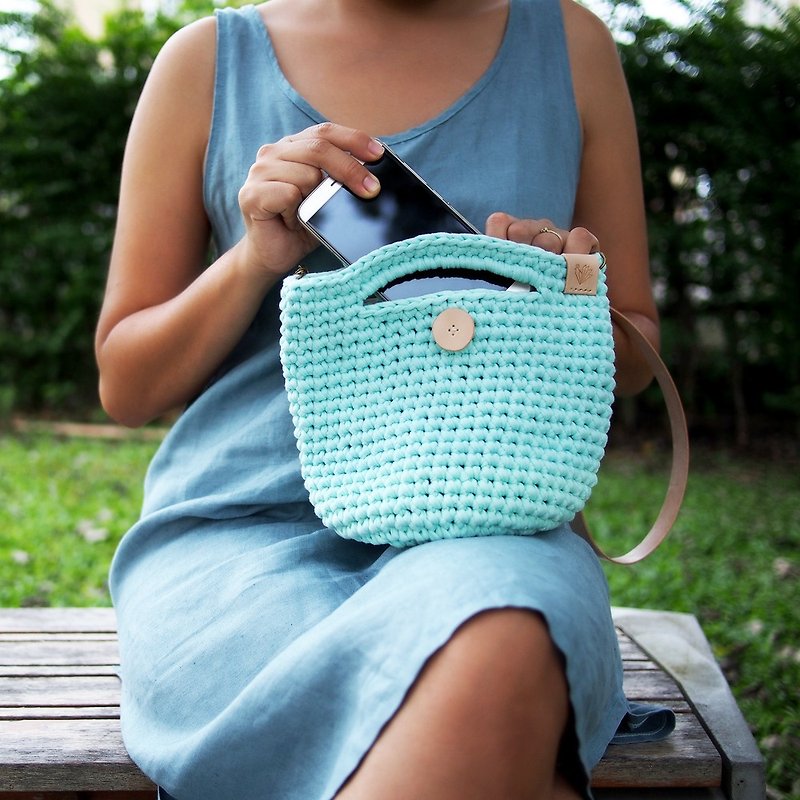 Handmade crochet bag light green (t-shirt yarn) with natural color leather strap - 手提包/手提袋 - 聚酯纖維 綠色