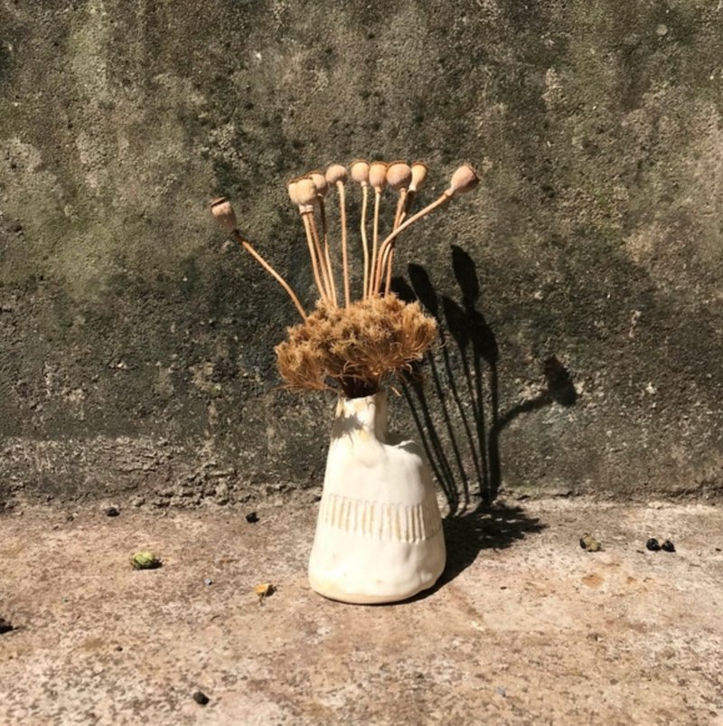 小駝背 二號襪子 /竹土石山 花器 花瓶 - 花瓶/花器 - 陶 白色