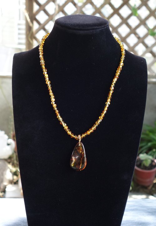 琥珀 天然未処理 植物入り琥珀ペンダント フラワーアンバーネックレス