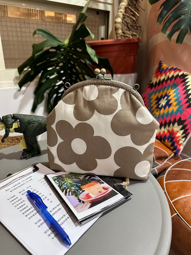 Elegant kiss lock bag[Mother’s Day gift] - กระเป๋าแมสเซนเจอร์ - ผ้าฝ้าย/ผ้าลินิน ขาว