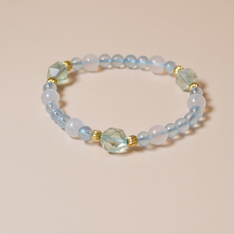 Summer impression natural stone crystal bracelet Stone aquamarine halo moonstone - สร้อยข้อมือ - คริสตัล สีน้ำเงิน