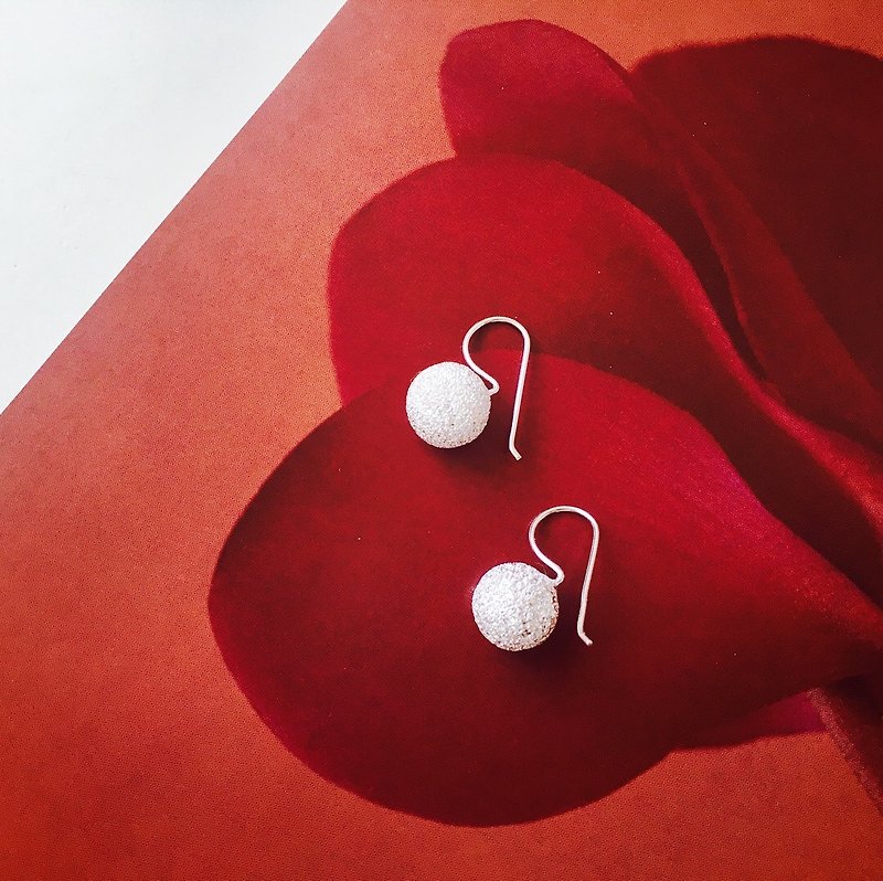 925 sterling silver [Shiny silver ball design ear hook earrings] - ต่างหู - เงินแท้ สีแดง