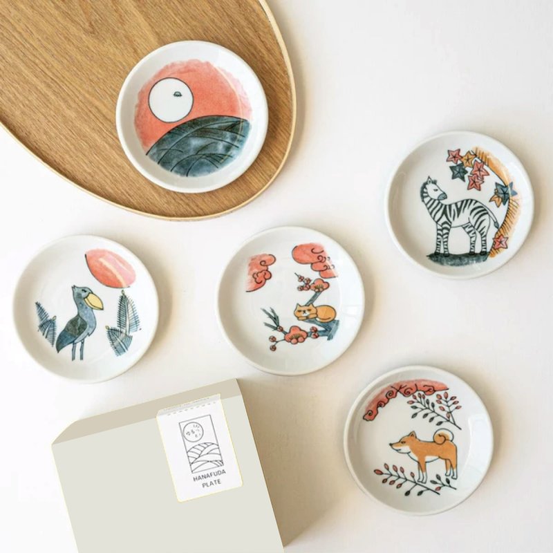 [Christmas Gift] Mino Ware-Hanafuda picture book style small plate gift box set (five pieces with box) - จานและถาด - เครื่องลายคราม ขาว