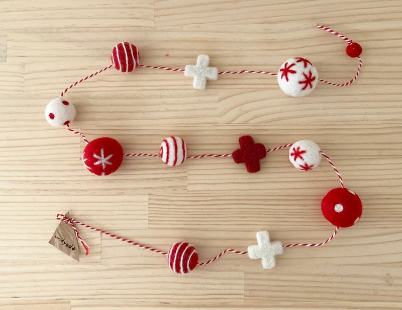 Felt balls and plus-shaped garland for Christmas - Other - Wool Red