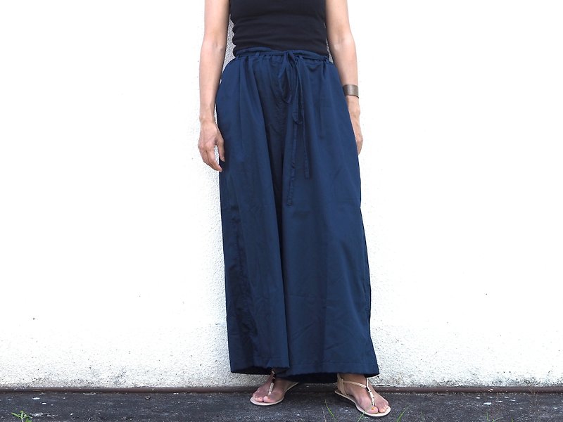 Wide pants that can be adjusted by squeezing with a navy / string - Women's Pants - Cotton & Hemp Blue