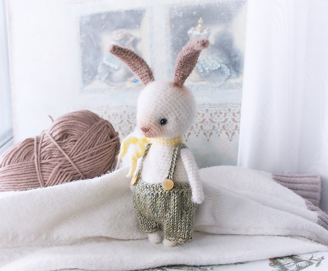服を着たバニー人形、白いウサギのぬいぐるみ、かぎ針編みのウサギのおもちゃ - ショップ CozyToysByOreshek 人形・フィギュア -  Pinkoi
