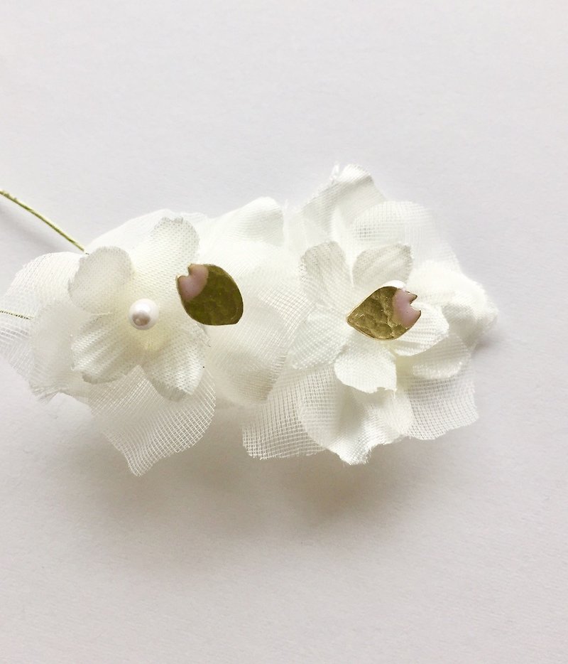 petal pierces （花びらピアス） - 耳環/耳夾 - 其他金屬 金色