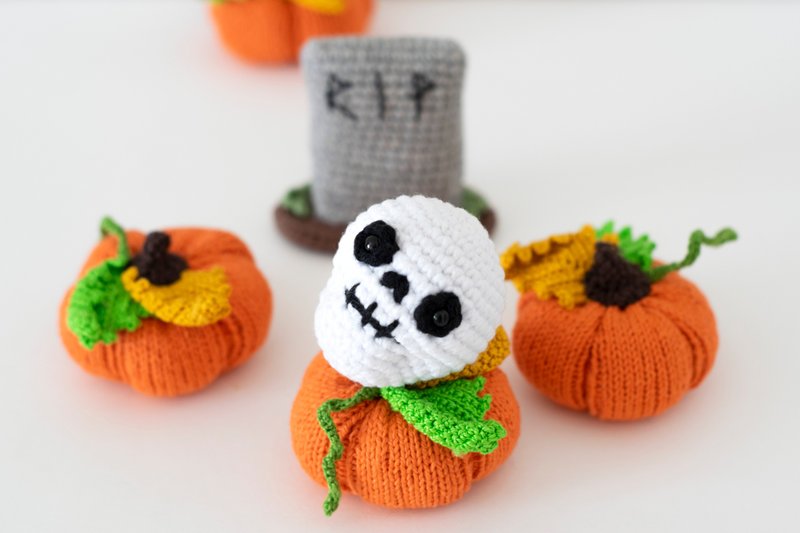 Knitted skull, skeleton miniature monster toy, Halloween sign, Halloween party - 公仔/玩偶 - 棉．麻 白色