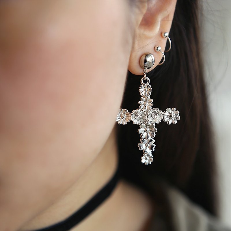 Flower Cross Earrings, Floral Cross Earrings, Cross Earrings, Cross Jewelry, Silver Plated Cross Earrings, Crucifix Earrings, Oxidize Cross - ต่างหู - โลหะ สีเงิน