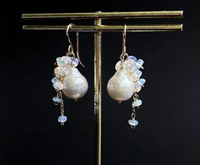 湖水真珠とプレシャスオパールのショートブーケピアス 14KGF - ショップ Mia earrings ピアス・イヤリング - Pinkoi