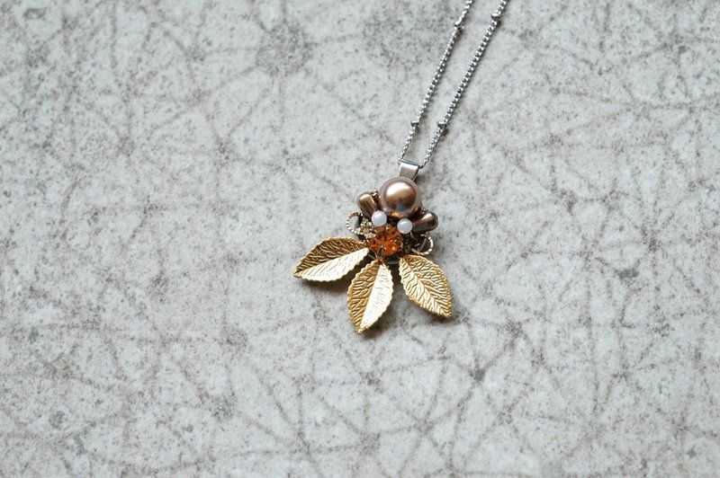 Leaf Edge - Vintage Crystal Flower Necklace - สร้อยคอ - คริสตัล สีทอง