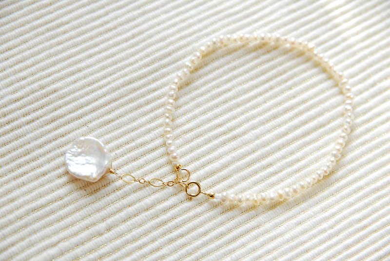Small pearl and petal poppy bracelet 14kgf - Bracelets - Pearl White