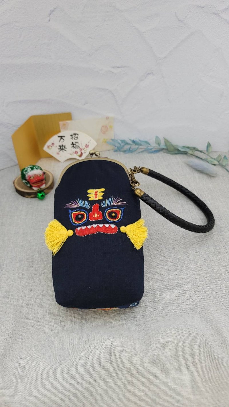 Chinese New Year Lion Hand Embroidered Auspicious Bag - กระเป๋าสตางค์ - ผ้าฝ้าย/ผ้าลินิน สีน้ำเงิน