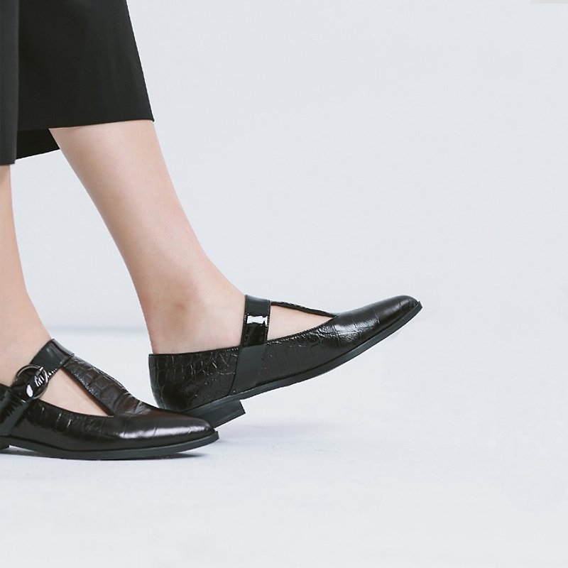 Openwork pointed horn buckle with pointed leather shoes black - Women's Leather Shoes - Genuine Leather Black