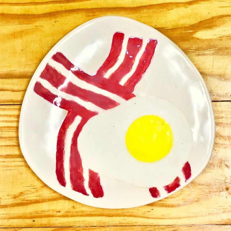 Out of Print / Large Bacon Egg Triangle Plate (20cm) - จานและถาด - ดินเผา ขาว