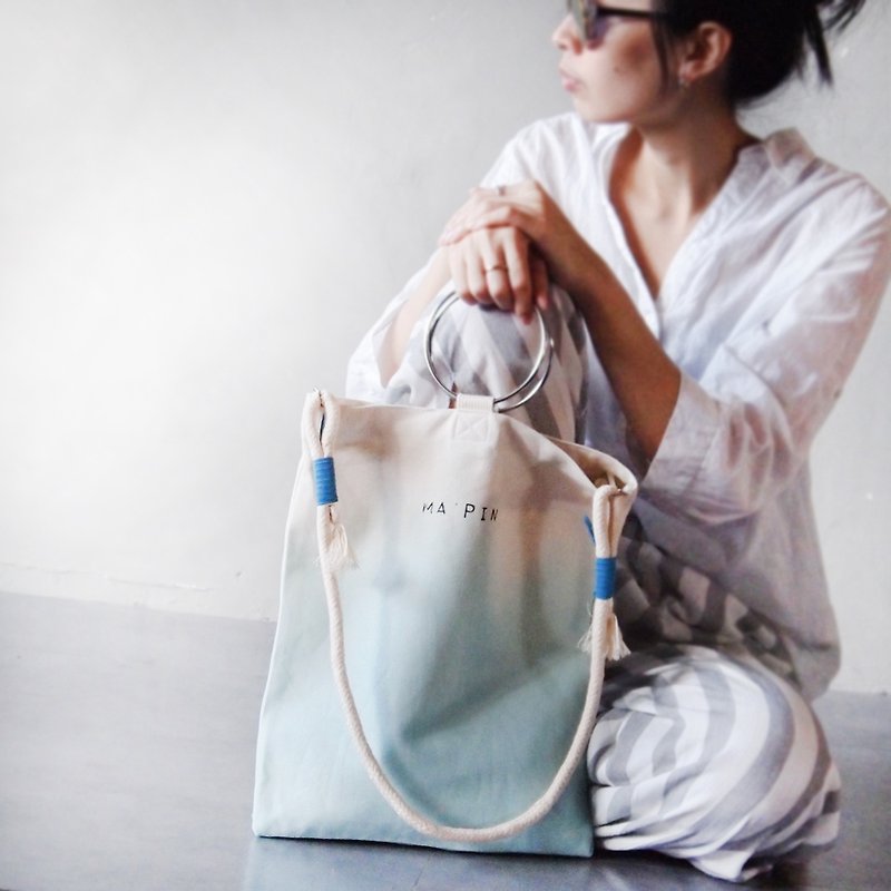 Autumn wave blue gradient - hand dyed tote bag (with round rope strap) - กระเป๋าแมสเซนเจอร์ - ผ้าฝ้าย/ผ้าลินิน สีน้ำเงิน
