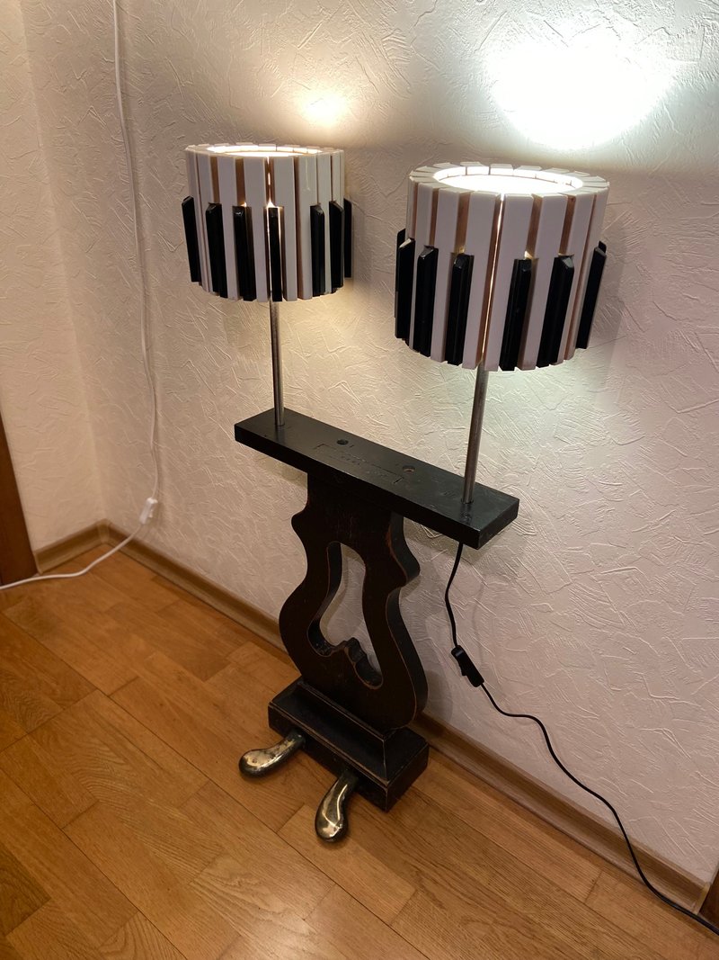 由一架舊三角鋼琴製成的落地燈 - 燈具/燈飾 - 木頭 黑色